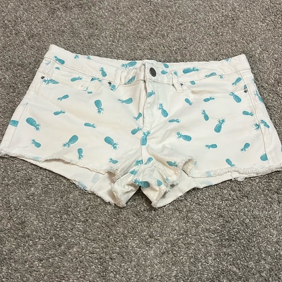 Chip & Pepper Pants - Chip and Pepper white denim cutoff shorts with teal pineapples size 31